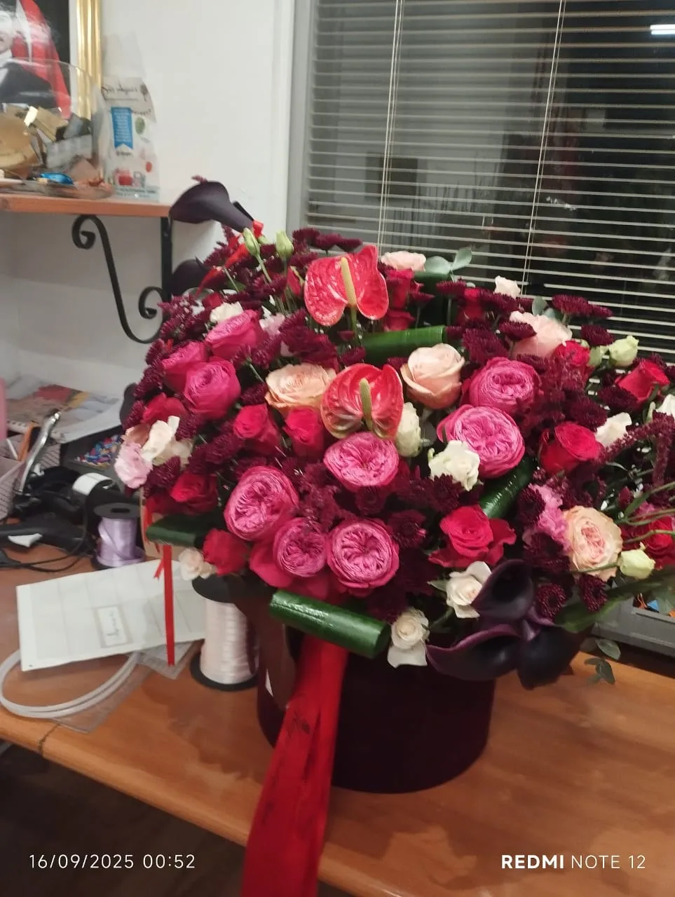 Kırmızı ziyafet çiçek kutusu